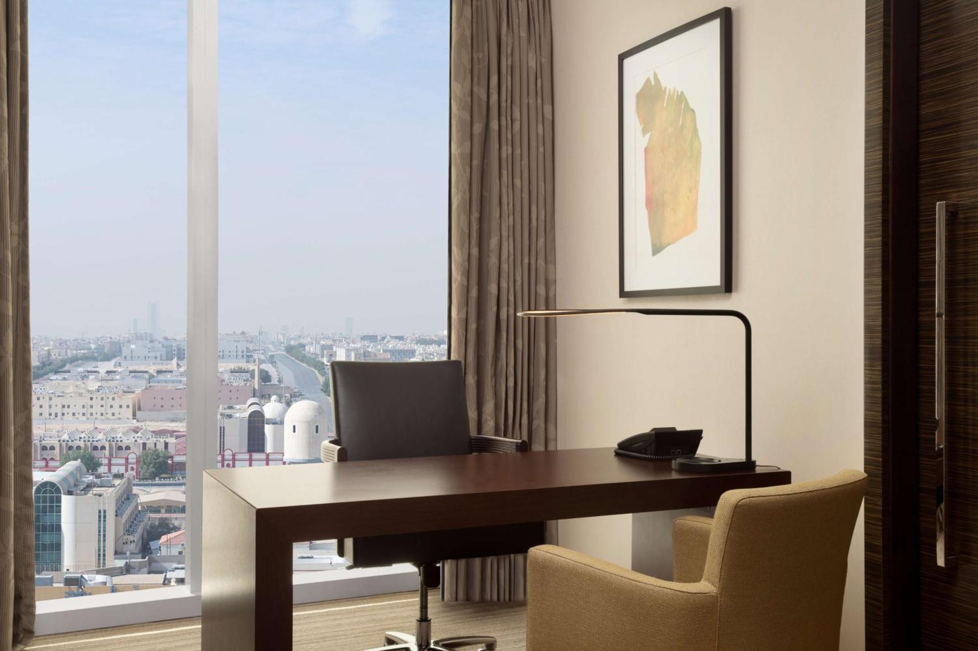 Hilton Riyadh Hotel & Residences Eksteriør billede A work desk in a hotel room