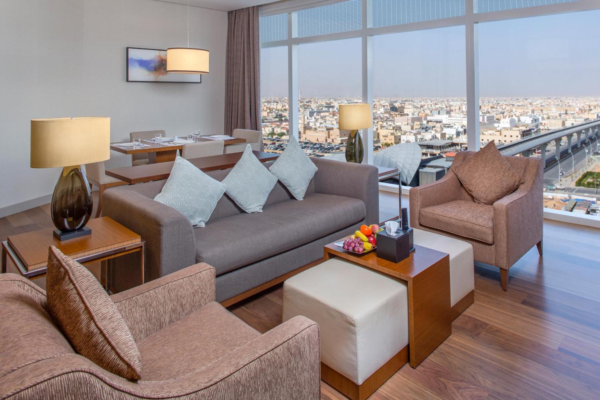 Hilton Riyadh Hotel & Residences Eksteriør billede Executive Suite