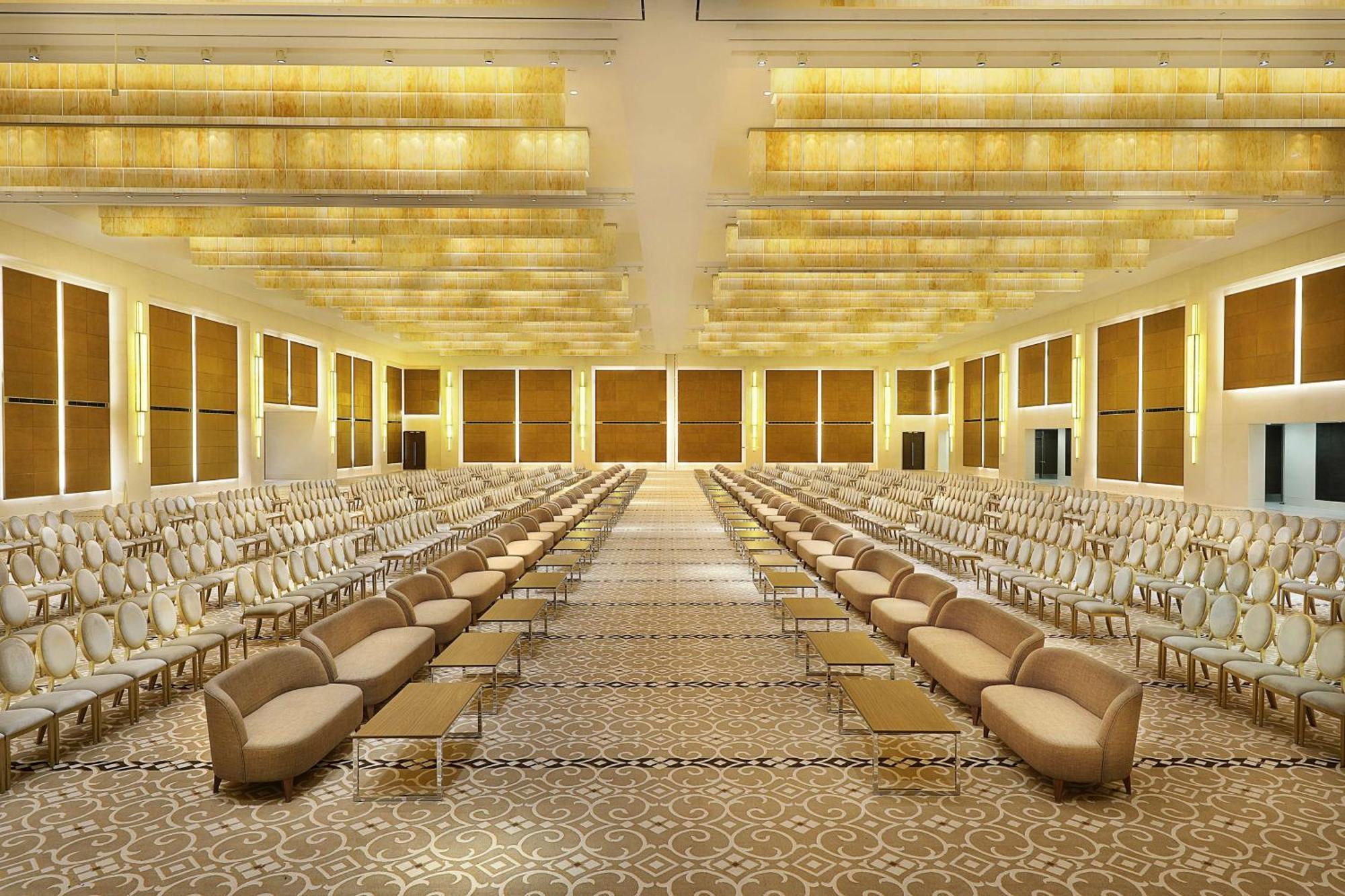 Hilton Riyadh Hotel & Residences Eksteriør billede The photo shows a spacious, elegantly designed hall with a luxurious atmosphere. The room features two rows of beige sofas lined up along the sides, with a central aisle. The walls are adorned with large windows that allow natural light to fill the s