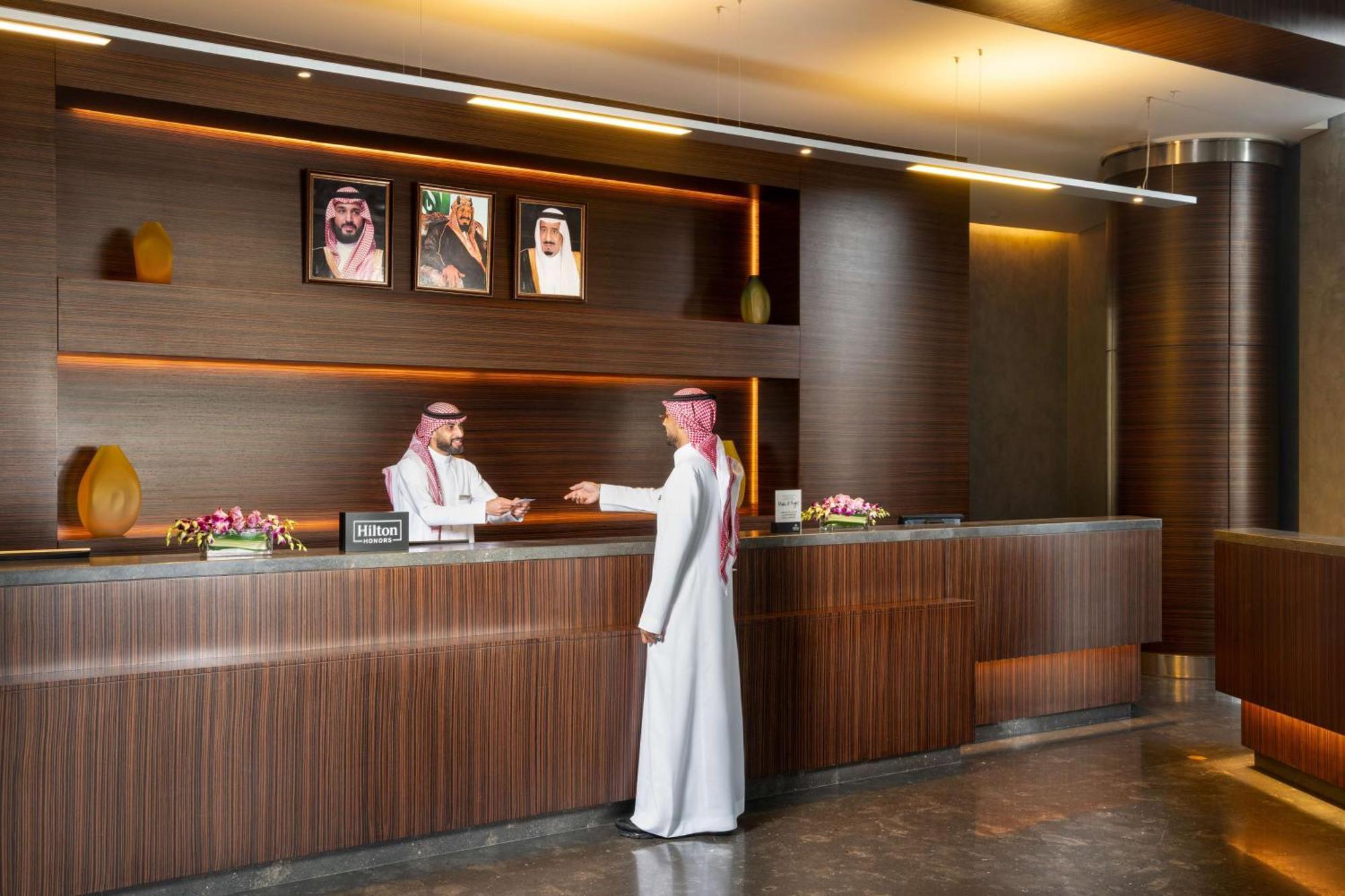 Hilton Riyadh Hotel & Residences Eksteriør billede A Saudi Arabian man in traditional dress